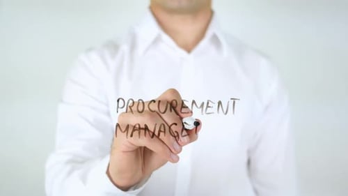 Einkaufsmanagement, Mann schreibt auf Glas