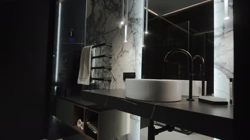 Este es un baño de lujo moderno con un diseño elegante con hermosos acabados de mármol