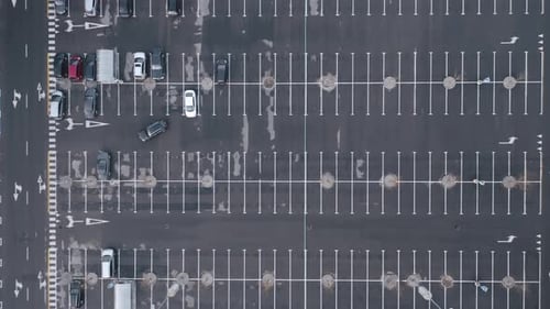 LUFTBILD: Leerer Parkplatz mit nur wenigen geparkten Autos