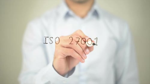ISO 27001, Homme écrivant sur écran transparent