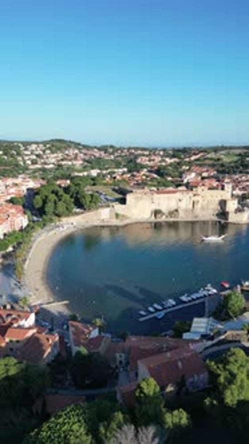 Vista aérea del puerto y la costa de Collioure, Francia.