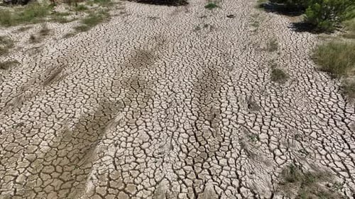 Surface du sol fissurée par la sécheresse 9