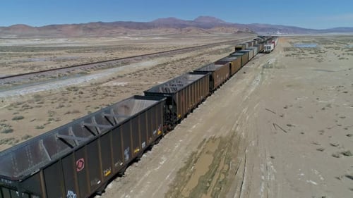 Hoch über dem Kopf, Überquerung der Luftaufnahme leerer Waggons auf drei zusammenlaufenden Gleisen in der Wüste