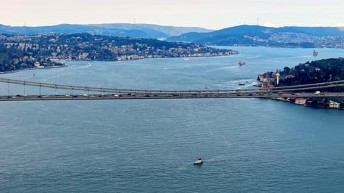 Luftaufnahme des Istanbuler Bosporus mit Brücke und Küstenlandschaft
