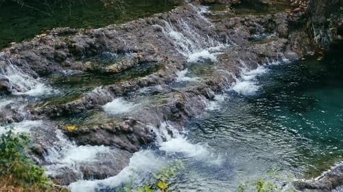 Kaskadierender Wasserfall im exotischen Wald. Wunderbare Süßwasserfälle, fließender Fluss. Waldfelsen w