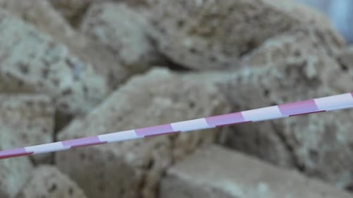 Fita de advertência vermelha e branca balançando no sinal de proteção contra o vento Não cruze a linha vermelha e branca