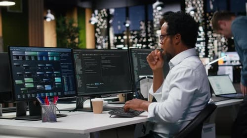 Programmierer streckt sich bei der Entwicklung von maschinellem Lernen am Schreibtisch zurück