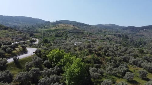 Vue aérienne par Drone des collines et de la route de montagne