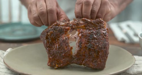 Les côtes levées sont glacées au pinceau avec une sauce barbecue sucrée dans Ultra