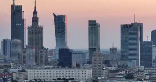 eine Stadt mit vielen hohen Gebäuden