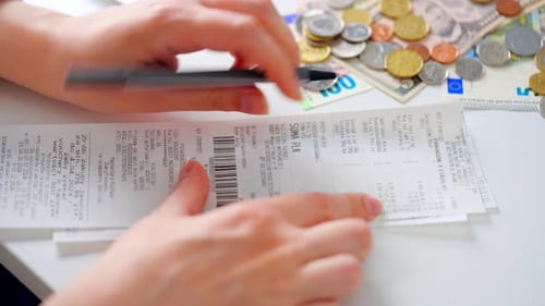 Mujer que calcula los gastos mensuales de la vivienda, los impuestos y el saldo de la cuenta bancaria