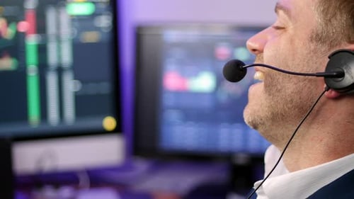 Lachend, glücklich, technischer Support, Call Center, Handelsmakler im Büro, Earling-Headset