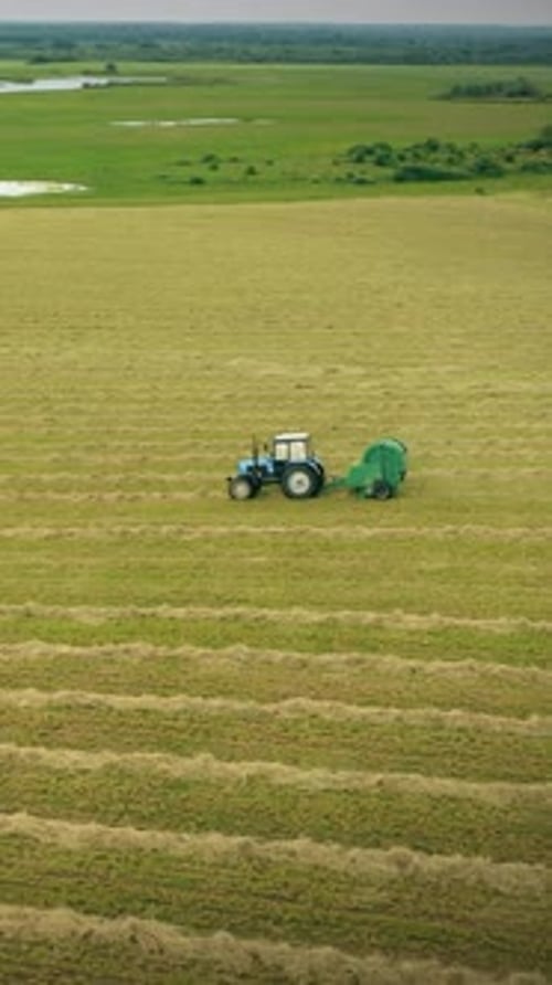 Luftbildtraktor sammelt Trockenfutter