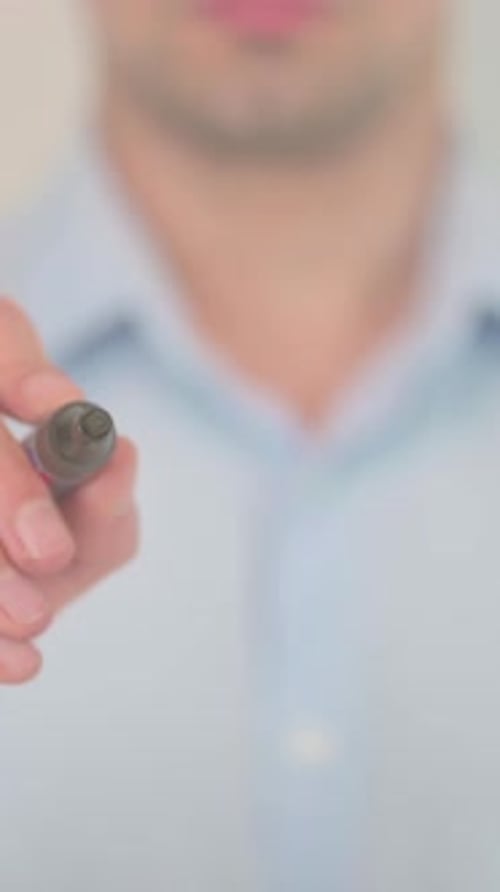 Updates, Mann schreibt auf transparentem Bildschirm, vertikales Video