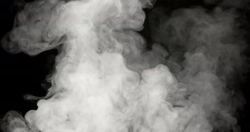 Aufkommender Rauch verbreitet sich schnell in der Dunkelheit