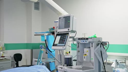 Fortschrittliche Ausrüstung für den modernen Operationssaal. Leerer Operationssaal im heutigen Krankenhaus.