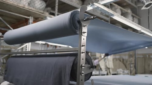 Stoffrollen sind in der Textilfabrik für eine effiziente Stoffhandhabung in der Produktion von entscheidender Bedeutung