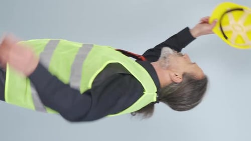 Vertikales Video von Dancing Old Engineer.