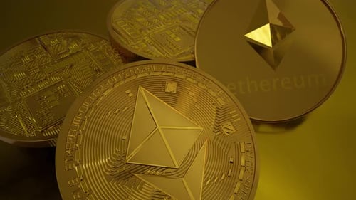 Bitcoin-BTC-Münze und Ethereum-Eth-Münzen mit goldenem Hintergrund