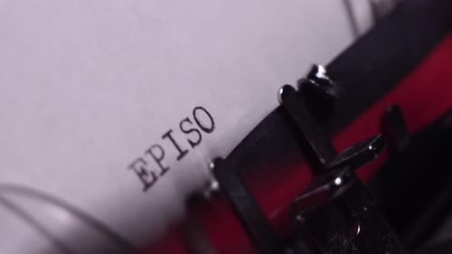 Épisode 6, Dactylographie sur du papier blanc avec une machine à écrire vintage, écriture d'un script, gros plan