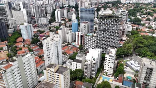 Vídeo aéreo acima do Parque Ibirapuera São Paulo em um dia ensolarado