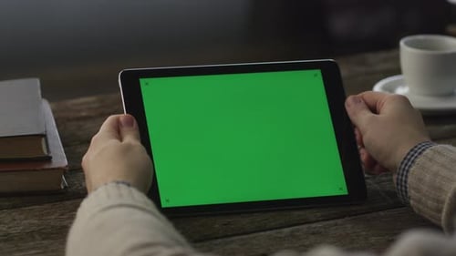 Utilisation du Tablet PC en mode paysage à la maison. Mode de vie causal