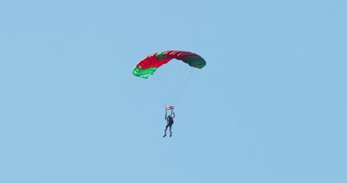 Gleitschirm fliegt vor klarem blauen Himmel