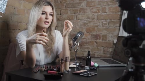 Una bloguera de belleza está haciendo un Vídeo para sus Seguidores