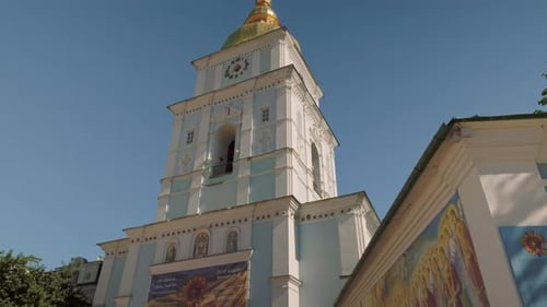 Neigen Sie an einem sonnigen Herbsttag langsam den Turm des Klosters St. Michael mit der goldenen Kuppel in Kiew hinunter