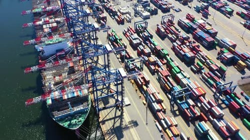 Containerschiff vom Seehafen, das für die Lieferung von Containern, den Versand und das Containerlager arbeitet. Backgr