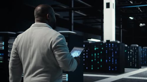 Server-Hub-Systemadministrator, der neuronale Netzwerke mit künstlicher Intelligenz verwendet