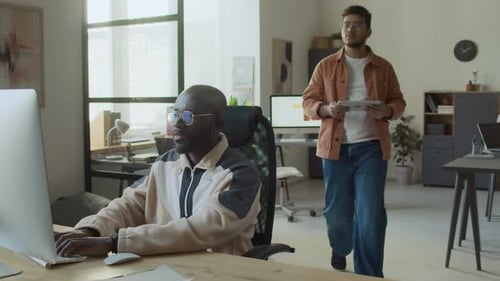 Verschiedene Entwickler diskutieren Fehler im Code während der Arbeit am Projekt