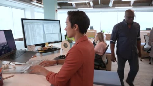 Une femme de la génération Y travaille à un bureau assis