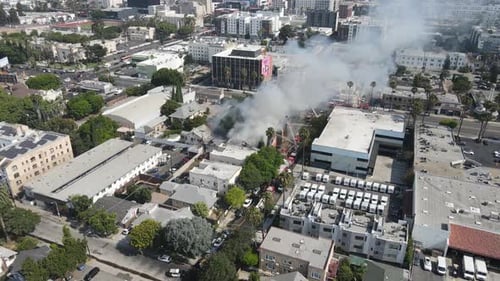 Vue aérienne des services d'urgence répondant à l'incendie d'un bâtiment dans la ville