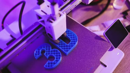 3D-Drucker, der ein blaues Objekt erstellt