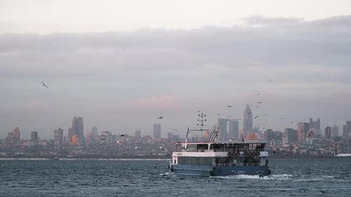 Touristische Fähre auf dem Bosporus mit modernem Stadtbild von Istanbul, Türkei