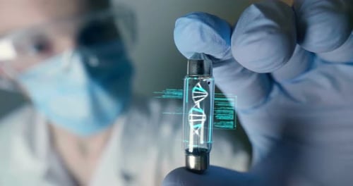 Ein Wissenschaftler in seinem Labor hält ein Reagenzglas mit DNA in der Hand und ist in der Lage, die Entwicklung zu kontrollieren