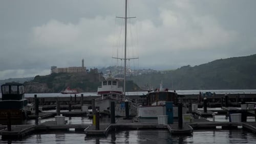Vue du voilier sur l'eau avec l'île d'Alcatraz en arrière-plan