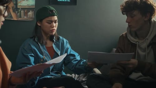 Une dame de la génération Z s'amuse à travailler sur le scénario d'un film avec des amis