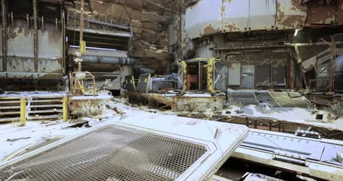Industriestandort mit erheblicher Abnutzung und Verfall in einer futuristischen Umgebung