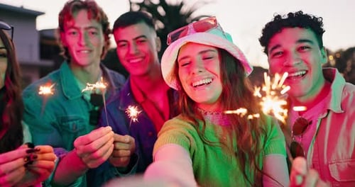 Estrelinhas, selfies ou pessoas felizes em festa ao ar livre com luzes, festa