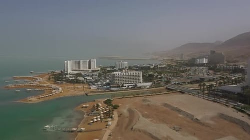 Fotografía aérea de hoteles costeros del Mar Muerto