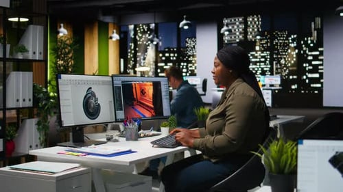 Une développeuse crée un jeu vidéo Mars Virtual Station à l'aide d'outils d'IA