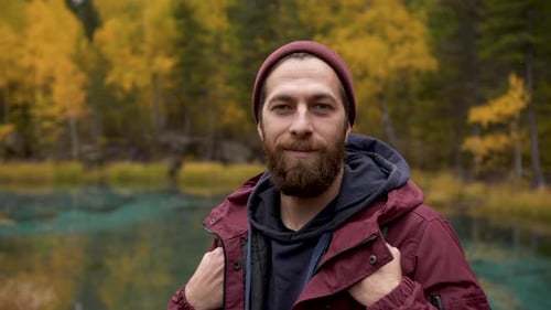 Vue de face Homme voyageur debout dans une belle faune et profitant du paysage.
Portrait