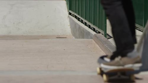 Un jeune skateur fait une cascade Ollie dans un skatepark en béton