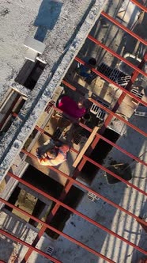 Vertikales Video vom Spatenstich bis zur Fertigstellung Die Entwicklung des Wohnungsbaus