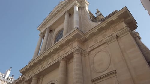 Igreja protestante do Oratório do Louvre em Paris. Ângulo baixo