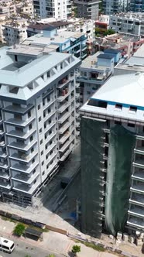 Vídeo vertical, vista aérea, obra de construcción, obra en obra