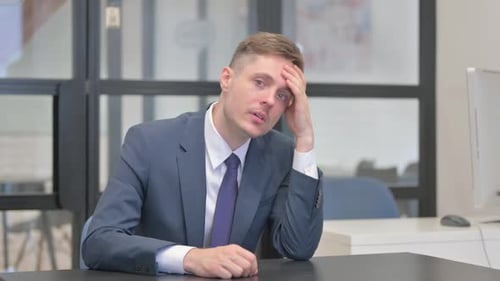 Homme d'affaires adulte mature tendu avec migraine assis au bureau