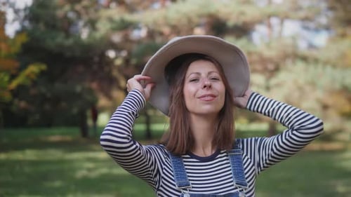 Mujer con sombrero Retrato de verano de mujer bonita